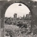 Amiens bombardée - photo certainement prise aux abord de la Cathédrale. On voit le clocher de l'Eglise Saint-Leu